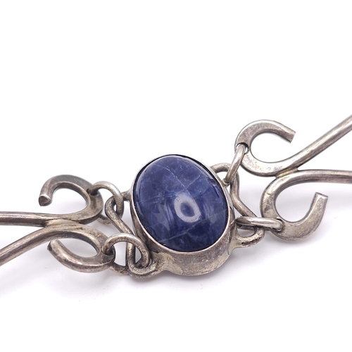 1580 - A SILVER NECKLACE WITH LAPIS CENTRE STONE .   27gms