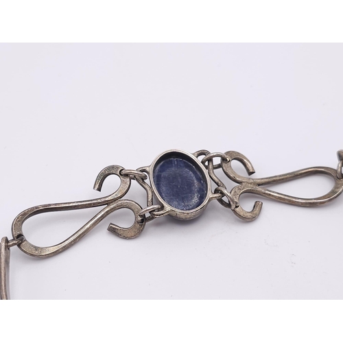 1580 - A SILVER NECKLACE WITH LAPIS CENTRE STONE .   27gms