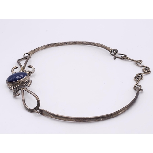 1580 - A SILVER NECKLACE WITH LAPIS CENTRE STONE .   27gms