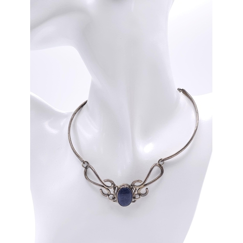 1580 - A SILVER NECKLACE WITH LAPIS CENTRE STONE .   27gms