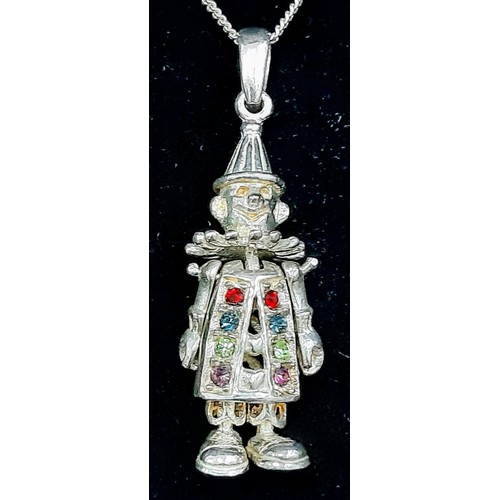 1258 - A STERLING SILVER ARTICULATED STONE SET CLOWN ON CURB CHAIN NECKLACE 6.1G. 45cm chain and approx 3.5... 