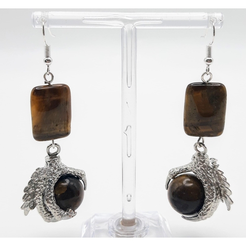 301 - A substantial tiger’s eye necklace and earrings set with eagle claw pendants, beads 20 x 15 x 7 mm. ... 