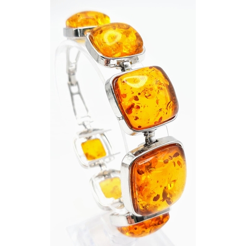 315 - A majestic amber necklace and bracelet set, in a presentation case, Necklace length: 52 cm (max) bra... 