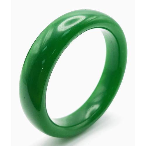 343 - A top notch, green jade, substantial bangle, width: 17.2 mm, inner diameter: 60 mm, weight: 350 cara... 