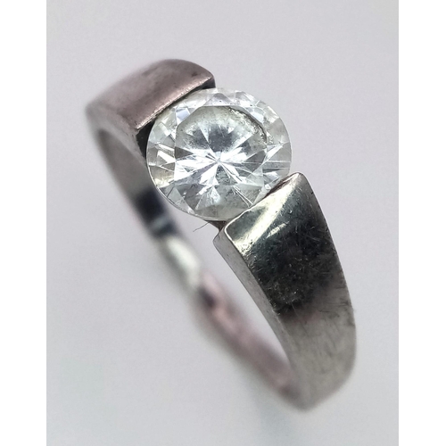 1286 - A vintage 925 silver faceted CZ ring. Total weight 2.5G. Size N.