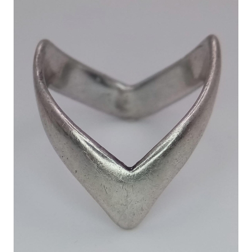 1435 - A vintage sterling silver wishbone ring. Total weight 4G. Size P