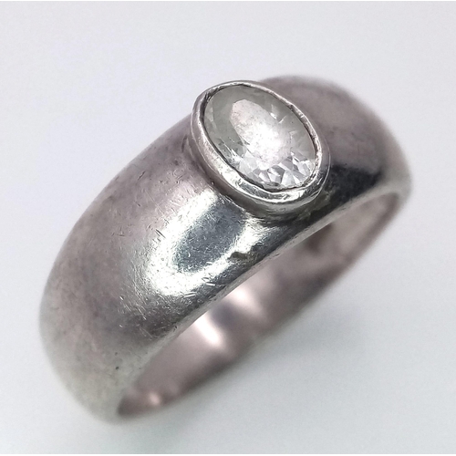 1456 - A vintage 925 silver Zirconia ring. Total weight 4.3G. Size P.