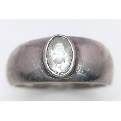 1456 - A vintage 925 silver Zirconia ring. Total weight 4.3G. Size P.