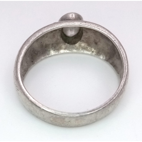 1456 - A vintage 925 silver Zirconia ring. Total weight 4.3G. Size P.