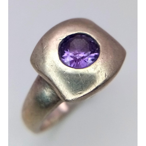 1470 - A vintage 925 silver Amethyst ring setting on square face. Total weight 6.6G. Size P.