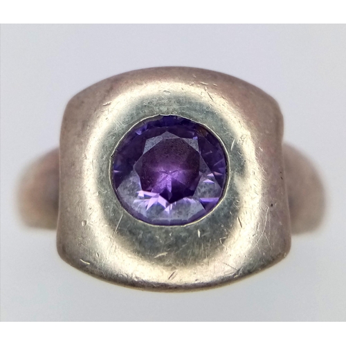 1470 - A vintage 925 silver Amethyst ring setting on square face. Total weight 6.6G. Size P.