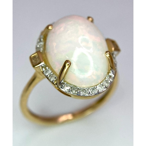 856 - 9K Yellow Gold 4,14 ct cabochon Opal ring with halo Diamonds, weight 3g, size L