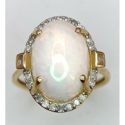 856 - 9K Yellow Gold 4,14 ct cabochon Opal ring with halo Diamonds, weight 3g, size L