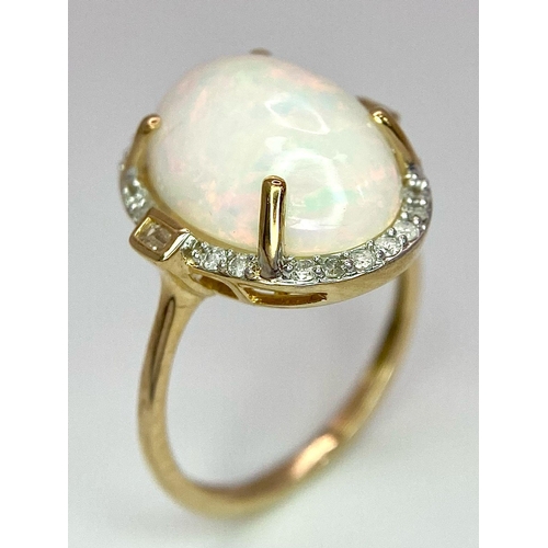 856 - 9K Yellow Gold 4,14 ct cabochon Opal ring with halo Diamonds, weight 3g, size L