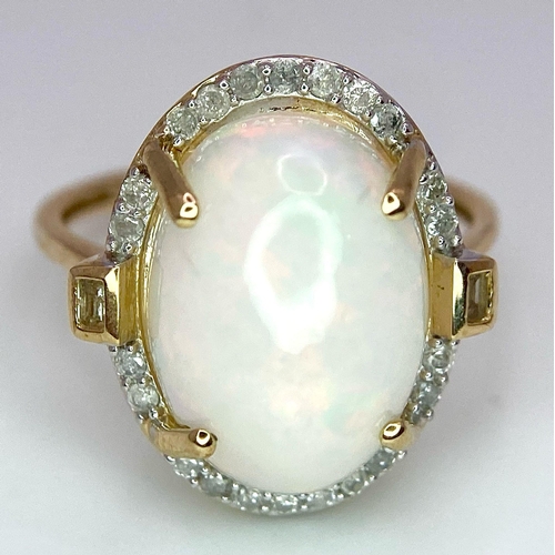 856 - 9K Yellow Gold 4,14 ct cabochon Opal ring with halo Diamonds, weight 3g, size L