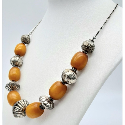 1152 - A vintage Baltic amber and beads necklace. Total length 50cm. Please see photos for more details