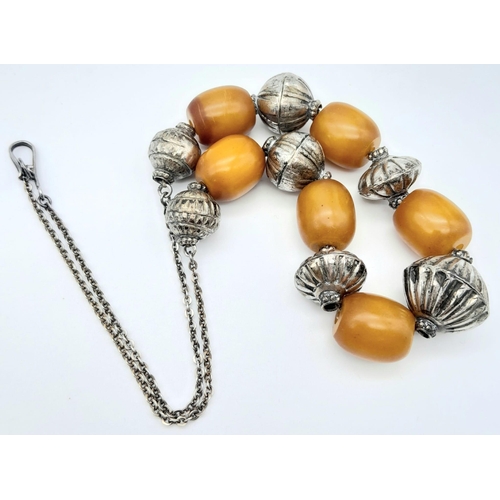 1152 - A vintage Baltic amber and beads necklace. Total length 50cm. Please see photos for more details