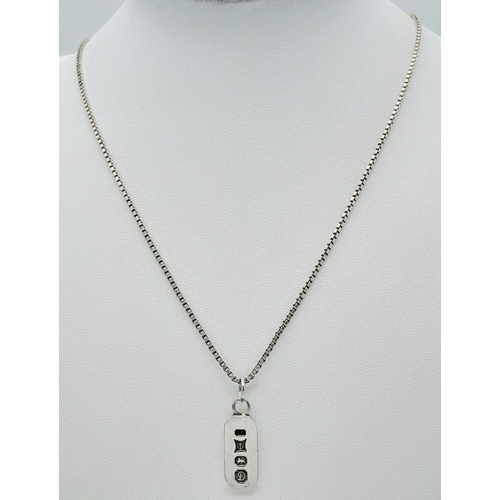 1357 - A vintage sterling silver mini bar pendant on silver chain. Full hallmark Birmingham, 1978. Total we... 