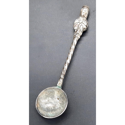 1407 - A set of Victorian antique sterling silver salt cellar with nicely floral ornate and silver spoon wi... 