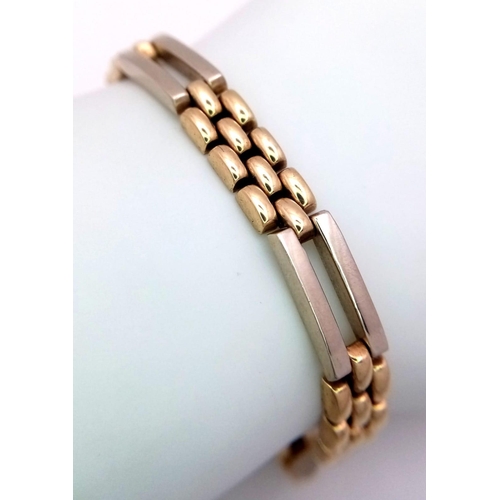 324 - A Stylish Italian 9K Yellow Gold Geometric Bar Link Bracelet.
18cm length. 14g weight.