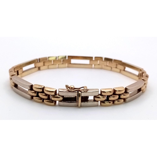 324 - A Stylish Italian 9K Yellow Gold Geometric Bar Link Bracelet.
18cm length. 14g weight.