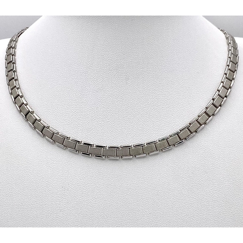 394 - A 14K White Gold Geometric Link Flat Choker Necklace. 20cm length. 14.1g weight.