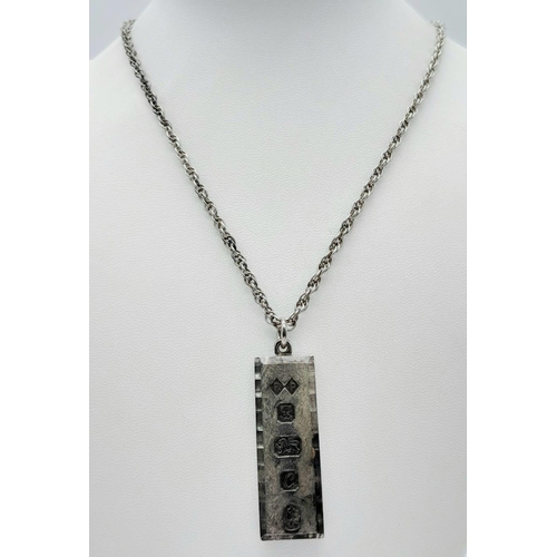 942 - A vintage Victorian sterling silver ingot pendant on silver chain. Full hallmark London, 1977. Total... 