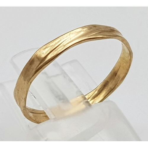 1079 - A Vintage 9K Yellow Gold Band Ring. Size N. 1g weight.