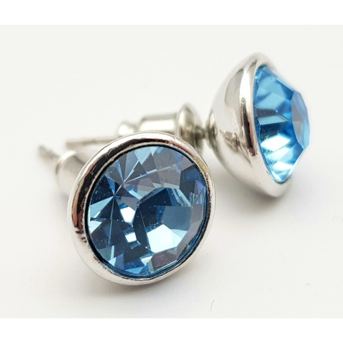 1371 - A matching set of white metal faceted blue stone jewellery include a pair of stud earrings, a link b... 