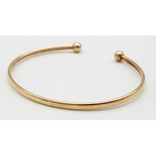 897 - A 9K Yellow Gold Cuff Bangle. 2.67g weight.