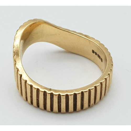 918 - A Vintage 9K Yellow Gold Undulating Ridge Ring. Size L. 4.65g weight.