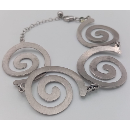 1336 - A stylist 925 silver spiral link bracelet. Total weight 17.8G. Total length 21cm.