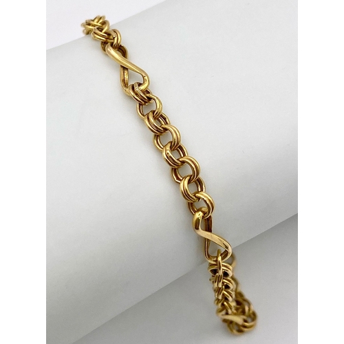 379 - A Vintage 9K Yellow Gold Bracelet. Circle and twist links. 18cm length. 2.4g weight.