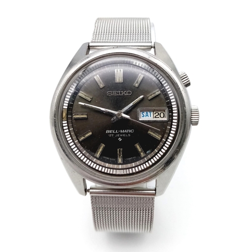 988 - A Vintage Seiko Bellmatic 27 Jewels Gents Watch. Stainless steel bracelet and case - 38mm. Metallic ... 