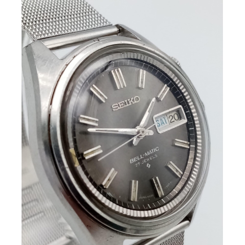 988 - A Vintage Seiko Bellmatic 27 Jewels Gents Watch. Stainless steel bracelet and case - 38mm. Metallic ... 