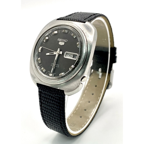 1009 - A Vintage Seiko 5 Automatic Gents Watch. Stainless steel case - 38mm. 21 jewels. Black dial with day... 