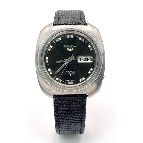 1009 - A Vintage Seiko 5 Automatic Gents Watch. Stainless steel case - 38mm. 21 jewels. Black dial with day... 