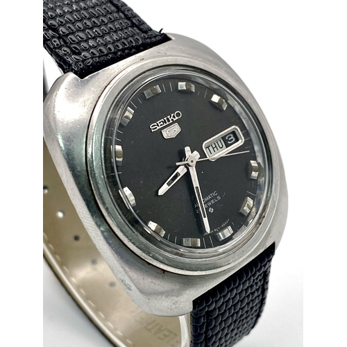 1009 - A Vintage Seiko 5 Automatic Gents Watch. Stainless steel case - 38mm. 21 jewels. Black dial with day... 