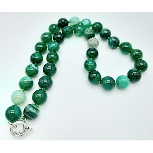 1037 - A Green Striped Agate Bead Necklace. 12mm beads. 44cm length.