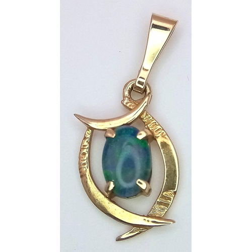 1236 - A 9K Yellow Gold Opal Pendant. Nice colour-play. 2.5cm. 10.8g weight.