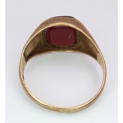 396 - A Vintage Classic 9K Yellow Gold Carnelian Signet Ring. Size M. 2.61g weight.