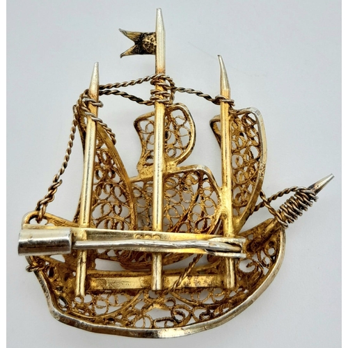 950 - A Rare Vintage or Older Silver Gilt Filigree Design Galleon Ship Brooch. 3.7cm Wide. 800 Silver.