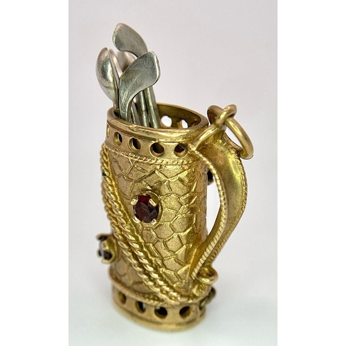 1444 - A 9K YELLOW GOLD GOLF CLUBS AND GOLF BAG CHARM WITH MOVING PARTS. TOTAL WEIGHT 9.2G