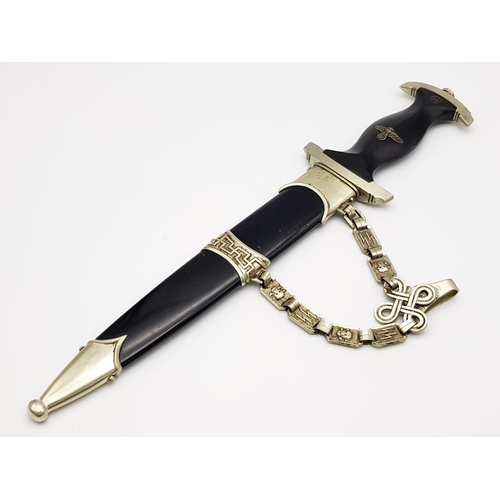 21 - A 3rd Reich Chained Waffen SS Dagger. Unmarked. The blade is in exceptional condition.