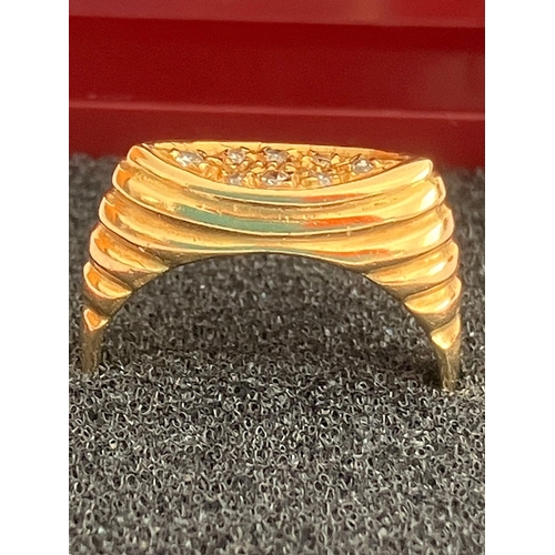 132 - An extremely Unusual and Beautiful 18 carat YELLOW GOLD DIAMOND RING. Having Beehive shank with 8 DI... 