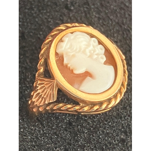 146 - Fully hallmarked, 9 carat GOLD CAMEO RING. Having attractive split shoulders with rope twist detail.... 