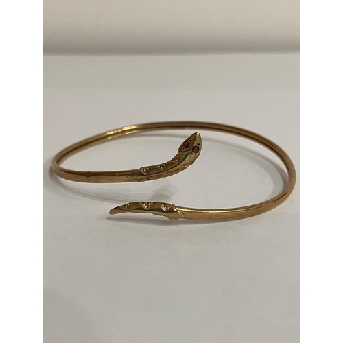 299 - 9 carat YELLOW GOLD SNAKE BRACELET/BANGLE. Gemstone eyes. Full UK hallmark. 5 grams.