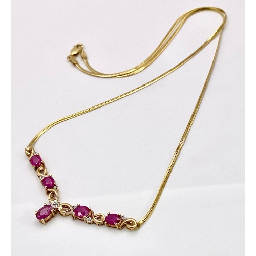 256 - A LOVELY 9K YELLOW GOLD RUBY AND DIAMOND FANCY NECKLACE - 3CT RUBY AND APPROX 0.04CT DIAMONDS - 4.5G... 