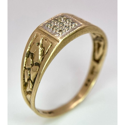 311 - A VINTAGE GENTS 9K YELLOW GOLD DIAMOND BAND RING WITH PATTERNED SHOULDERS - 0.01CT DIAMOND - 2G TOTA... 