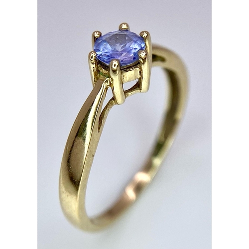 570 - 9K YELLOW GOLD IOLITE SOLITAIRE RING - 4MM IOLITE STONE - 1.3G TOTAL WEIGHT - SIZE K